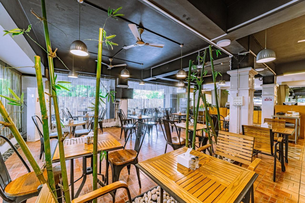 Hotel Athome , Whitefields, Kondapur Hyderabad Bagian luar foto